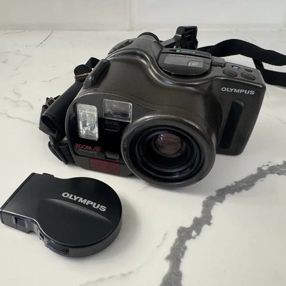 Olympus Infinity SuperZoom 330 35mm Film Camera 38-105mm Quartz Date Untested